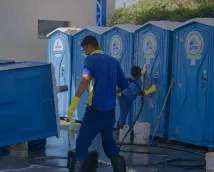 Trabalhadores lavando o Toalete Portátil