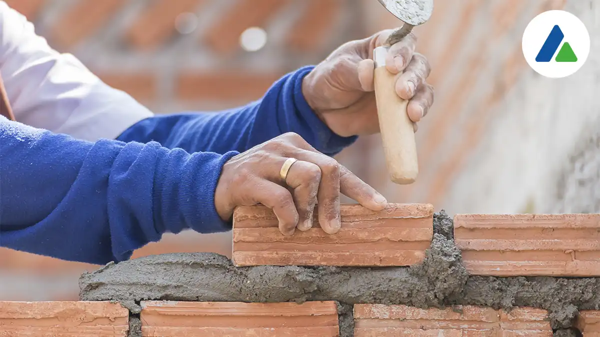 Construção de muro em alvenaria com tijolos de barro